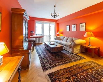 Spacious 1 bdr apt 88m2, with wooden parquets and loggia in the center