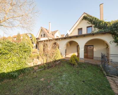 Spacious 3bdr family house 250m2, with garden, jacuzzi and parking