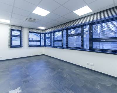 Office premises 150 m2, unfurnished in good location, parking
