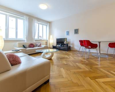 Spacious sunny 2bdr apt 96 m2, right in the city center