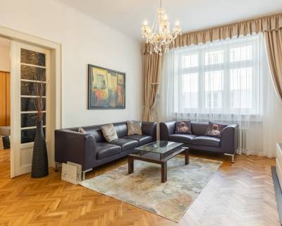 Spacious 3bdr apt 115m2, wooden parquet floors and high ceilings, yard