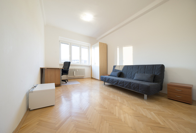 Sunny 1bdr apt 56m2, with wooden floors, in an excellent location  