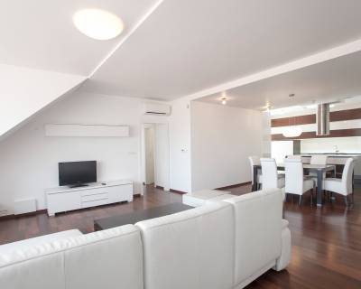 High standard 3 bdr apt 130m2, with balcony and 2 x parking