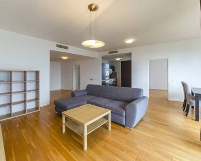 Spacious 3bdr apt, 120 m2, with terrace and parking, great location