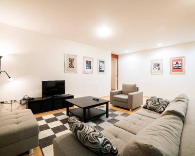 Spacious 2 bdr apt 140 m2, with parking and garden in the centre