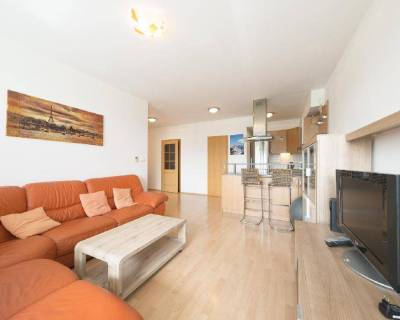  Spacious 2 bdr apt 93m2, with 2x parking, loggia, balcony and cellar