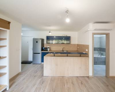 Príjemný 2i byt 49 m2, s lodžiou, klímou a parkovaním, dobrá lokalita