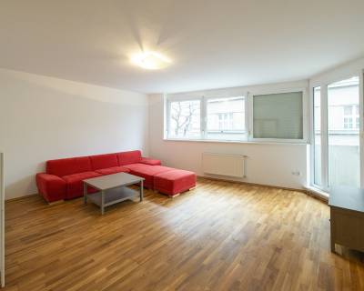 Spacious sunny 2 bdr apt 91m2, with a balcony in an excellent location