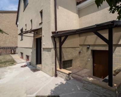 Spacious 9bdr house 250m2, A/C, parking, with garden 560m2 