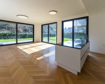Perfect 3 bdr apt 140 m2, front garden, A/C, parking, UNIQ 
