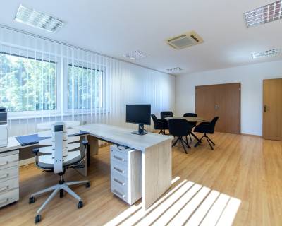 Kancelárske priestory 31m2, so zasadacou miestnosťou v dobrej lokalite