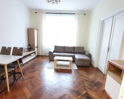 Nice 2bdr apt, 85m2 with high ceilings and balcony, in the city center
