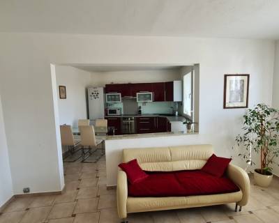 Generous 3bdr apt 90m2, 2x loggia, in a pleasant location, petfriendly