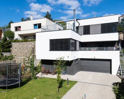 Modern 5-bdr family house near the forest with a view of the city